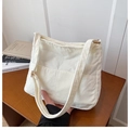 Bolso cubo minimalista de pana en blanco roto con hebilla de metal dorado ajustable - Blanco