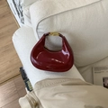 Elegante bolso de media luna en charol granate con hebilla dorada y acabado brillante - Rojo