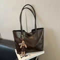 Borsa tote vintage marrone scuro in ecopelle con un simpatico ciondolo a coniglio - Con Ciondolo / caffè