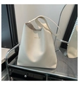 Bolso tote minimalista crema de piel sintética con logo dorado en carrito metálico - Blanco