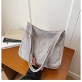 Detalle de bolso bandolera de pana gris con correa ajustable y hebilla metálica - Gris