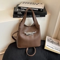 Borsa a secchiello in pelle marrone con chiusura in argento e tracolla regolabile - caffè