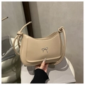 Bolso hobo beige de piel sintética con lazo de metal plateado y correa de hombro anudada - Marrón