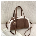 Detail einer braunen Wildleder-Handtasche mit weißem Kunstfellbesatz und Goldreißverschlüssen - Kaffeebraun
