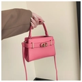 Rosa Handtasche mit Litschi-Struktur, goldenem Drehverschluss und praktischem Tragegriff - Rosa
