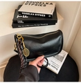 Schwarze Halbmond-Schultertasche mit Tennisschläger-Anhänger und Goldzipper - Schwarz Mit Anhänger