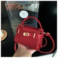 Rote Mini-Handtasche mit Litschi-Muster, goldenem Drehverschluss und Schultergurt - Burgunderrot