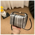 Bolso bandolera tejido a rayas con asa de cuero negro y detalles en dorado - Negro