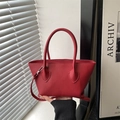 Elegante bolso de cubo en cuero rojo con textura de lichi, asas y correa larga de hombro - Rojo