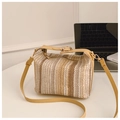 Bolso bandolera de paja a rayas en beige y amarillo con detalles de cuero y metal - Caqui