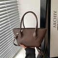 Bolso tipo cubo de cuero granulado marrón oscuro con asas y correa de hombro ajustable - Marrón