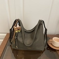 Bolso tote grande de cuero sintético verde gris oscuro con amuleto de oso de peluche - Verde con colgante