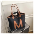Sac cabas noir en maille avec grand patch M en cuir marron et poignées nouées - Noir