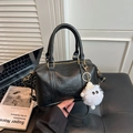 Schicke schwarze Boston-Bag aus Kunstleder mit Logoprägung und weißem Plüschanhänger - Mit Anhänger / Schwarz