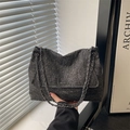 Grand sac cabas en denim gris anthracite avec chaîne argentée et détails métalliques - Noir