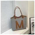 Sac fourre-tout gris tissé avec écusson M en cuir marron et poignée à nœud chic - Gris