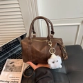 Vintage braune Boston-Handtasche aus Leder mit Trageriemen und weißem Plüsch-Anhänger - Mit Anhänger / Braun