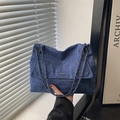 Sac cabas en jean bleu avec bandoulière chaîne et texture délavée, idéal pour le trajet - Bleu foncé