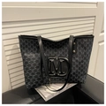 Dettaglio del set borsa tote e pochette interna con stampe di lettere M e manici in pelle - Nero