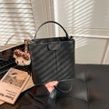 Schicke schwarze Wildleder-Beuteltasche mit verstellbarem Gurt und Bären-Anhänger - Mit Anhänger / Schwarz