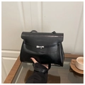 Bolso tote de cuero negro con cierre giratorio plateado y diseño trapezoidal - Negro