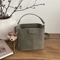 Retro dunkelgrüne matte Eimertasche mit Bärenanhänger und abnehmbarem Schultergurt - Mit Anhänger / Grün