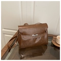 Bolso tote vintage de cuero marrón caramelo con hebilla plateada y asa superior - café