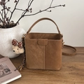 Braune Beuteltasche aus Wildleder mit langem Riemen und süßem Teddybär-Anhänger - Mit Anhänger / Braun