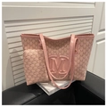 Vista dettagliata della borsa tote rosa monogram con logo M a rilievo e pochette coordinata - Rosa