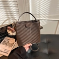 Dunkelbraune Wildleder Eimertasche mit Schultergurt und süßem Plüschbär-Anhänger - Mit Anhänger / Braun