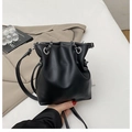 Minimalistische schwarze Leder-Beuteltasche mit Kordelzug, Silberkette und Umhängeriemen - Schwarz