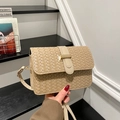 Bolso bandolera beige trenzado con cierre dorado y correa ajustable moderna - Caqui
