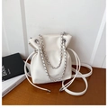 Minimalistische cremeweiße Beuteltasche mit silbernem Kettenhemd und eleganter PU-Leder-Optik - Weiß