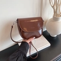 Schicke braune glänzende Satteltasche aus Lackleder mit verstellbarem Schultergurt - Kaffeebraun