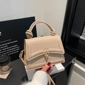 Beigefarbene Schultertasche aus Kunstleder mit Knotengriff und goldenem Drehverschluss - Khaki