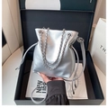 Silberne Metallic-Beuteltasche mit Kettenriemen in einer hochwertigen Geschenkbox - Silber