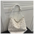 Detalle de bolso de pana blanco con estampados de lazos marrones y asa de cuerda nudo - Blanco