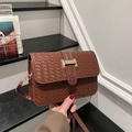 Bolso bandolera de tejido marrón oscuro con diseño vintage cuadrado y hebilla en H dorada - Marrón