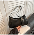 Bolso de hombro negro con diseño de media luna y hebilla plateada estilo vintage - Negro