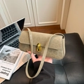 Khaki Wildleder-Achseltasche im französischen Design mit goldenem Drehverschluss und Riemen - Khaki
