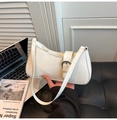 Elegante bolso de hombro tipo media luna blanco en piel sintética con hebilla plata - Blanco