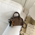 Dunkelbraune Boston-Handtasche aus Materialmix mit Wildleder-Einsätzen und buntem Perlenanhänger - Kaffee Mit Anhänger