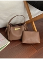 Ensemble de sacs en cuir litchi marron avec fermoir doré et pochette assortie - café
