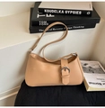 Elegante bolso de hombro beige tipo media luna en cuero PU con hebilla de plata - Caqui