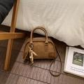 Vintage-Bowlingtasche aus braunem Wildleder mit Lederbesatz und Holzperlenanhänger - Braun mit Anhänger