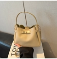 Sac seau beige en cuir grainé avec détails dorés et bandoulière amovible élégante - Kaki