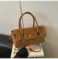 Détail du sac en daim marron avec coutures blanches contrastées et boucle en métal argenté - Kaki
