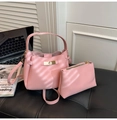 Sac à main rose en cuir grainé avec boucle dorée et petit sac assorti en deux pièces - Rose