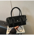 Gros plan du sac en cuir noir avec surpiqûres blanches contrastées et boucle en métal argenté - Noir