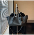 Bolso tote negro plisado minimalista de gran capacidad con detalles de nudos - Negro